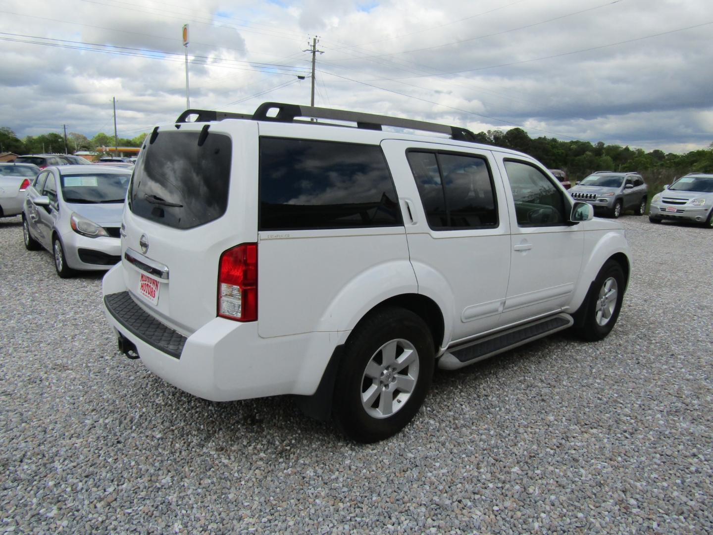 2011 White /Tan Nissan Pathfinder LE 2WD (5N1AR1NN6BC) with an 4.0L V6 DOHC 24V engine, Automatic transmission, located at 15016 S Hwy 231, Midland City, AL, 36350, (334) 983-3001, 31.306210, -85.495277 - Photo#7